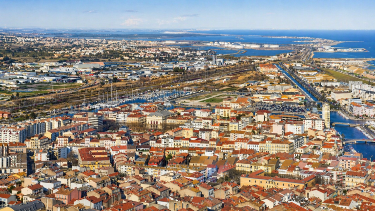Vue aérienne de Perpignan avec port, centre-ville et zones d’activité en arrière-plan